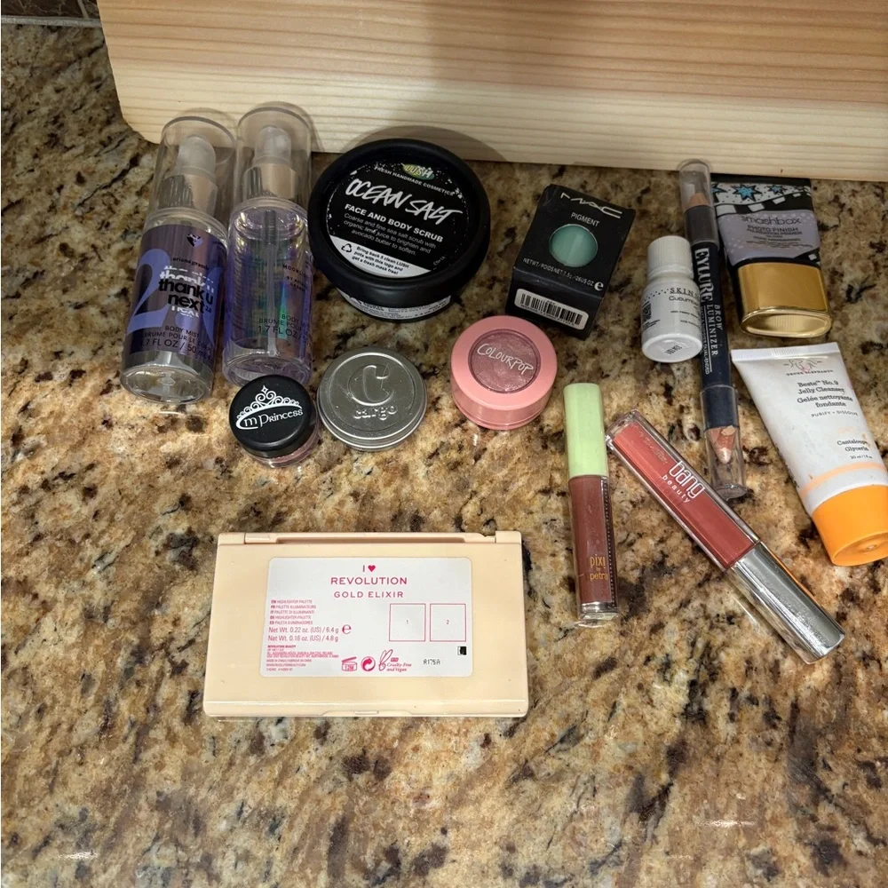 Lot of 14‎ new make up SMASH BOX, MAC AND MORE LOOK